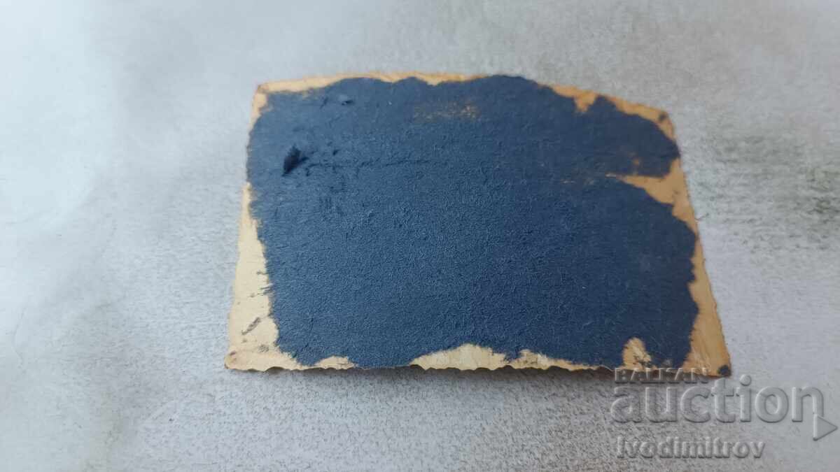 Foto Bărbați și femei cu o mașină retro cu preț 2.85 BGN | € 1.46