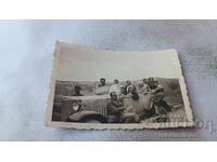 Foto Bărbați și femei cu o mașină retro