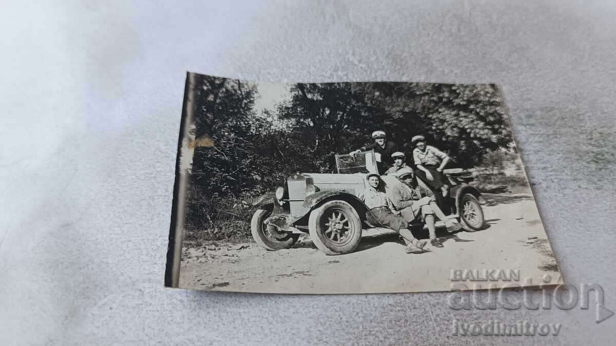 Снимка Петима младежи с ретро лек автомобил