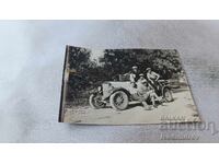 Снимка Петима младежи с ретро лек автомобил