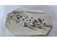 Снимка Месемврия Мъже жени и деца на плажа