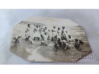 Снимка Месемврия Мъже жени и деца на брега на морето