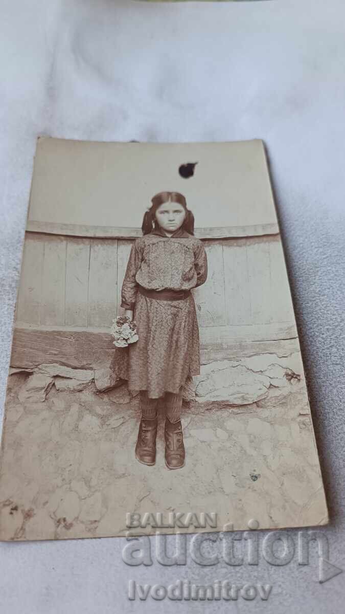 Φωτογραφία Κοριτσάκι με ανθοδέσμη λουλούδια στο χέρι