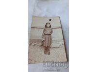 Снимка Момиченце с букет цветя в ръка