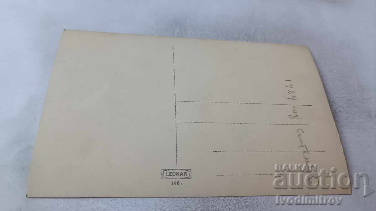 Φωτογραφία Αγοράκι με λευκό φόρεμα καθισμένο σε πλεκτό καρέκλα 1924 με τιμή 1.65 BGN | € 0.84 Φωτογραφία Αγοράκι με λευκό φόρεμα καθισμένο σε πλεκτό καρέκλα 1924 με τιμή 1.65 BGN | € 0.84