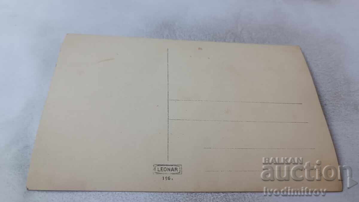 Снимка Момченце с бяла рокличка седнала на плетен стол с цена 1.65 лв. | € 0.84