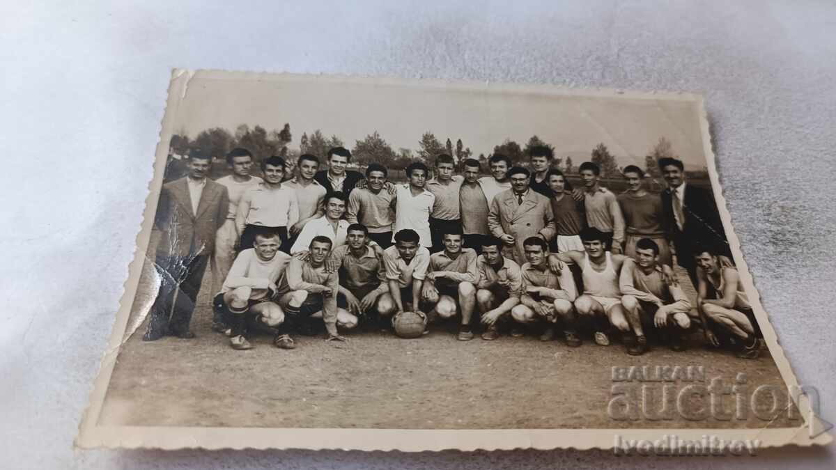 Φωτογραφία ποδοσφαιρικής ομάδας με τους επικεφαλής της Φωτογραφία ποδοσφαιρικής ομάδας με τους επικεφαλής της