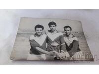 Снимка Трима футболисти държащи наградна купа