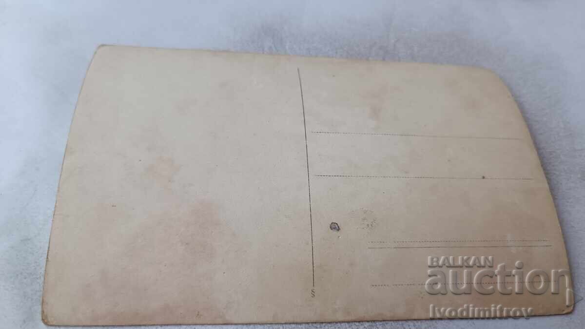 Φωτογραφία Άνδρες και γυναίκες μπροστά σε διπλάνο με τιμή 3.45 BGN | € 1.76 Φωτογραφία Άνδρες και γυναίκες μπροστά σε διπλάνο με τιμή 3.45 BGN | € 1.76