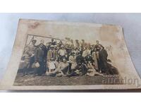 Φωτογραφία Άνδρες και γυναίκες μπροστά σε διπλάνο