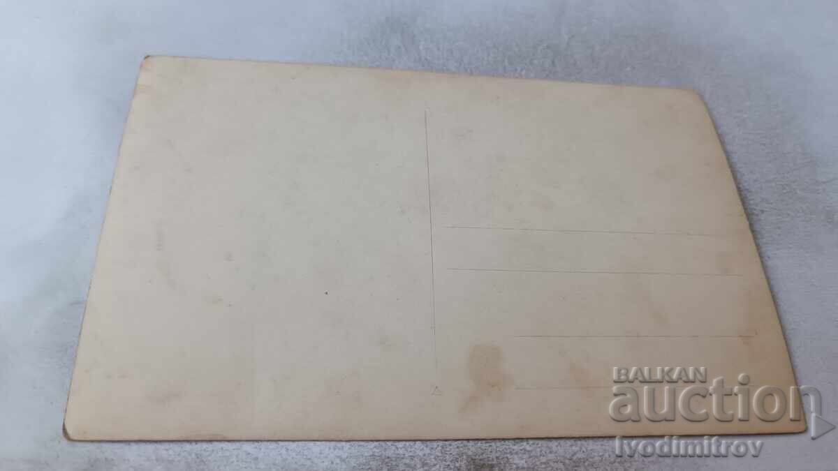 Φωτογραφία Μαθητριών με τσάπες και φτυάρια με τιμή 2.35 BGN | € 1.20 Φωτογραφία Μαθητριών με τσάπες και φτυάρια με τιμή 2.35 BGN | € 1.20