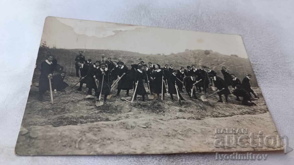 Φωτογραφία Μαθητριών με τσάπες και φτυάρια Φωτογραφία Μαθητριών με τσάπες και φτυάρια