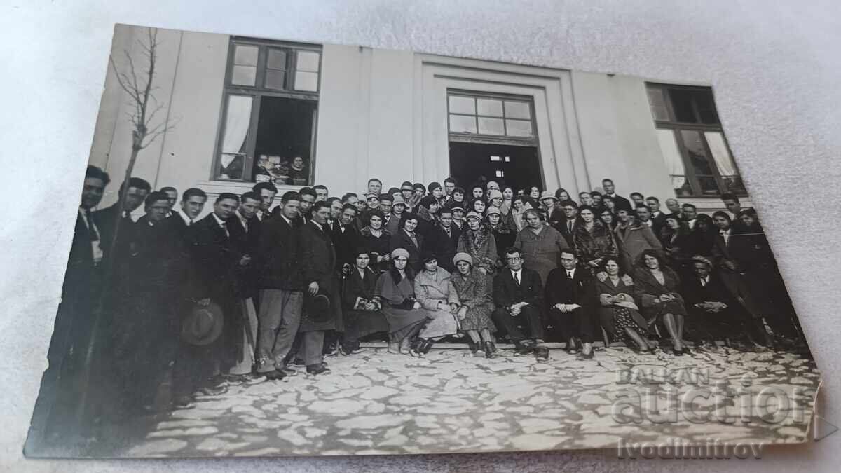 Снимка Мъже и жени пред административна сграда