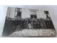 Φωτογραφία Άνδρες και γυναίκες μπροστά από ένα κτίριο γραφείων