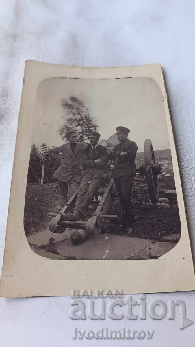 Снимка Войник и двама младежи до оръдие