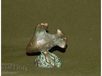 Sculptură mică din bronz, de autor, pește