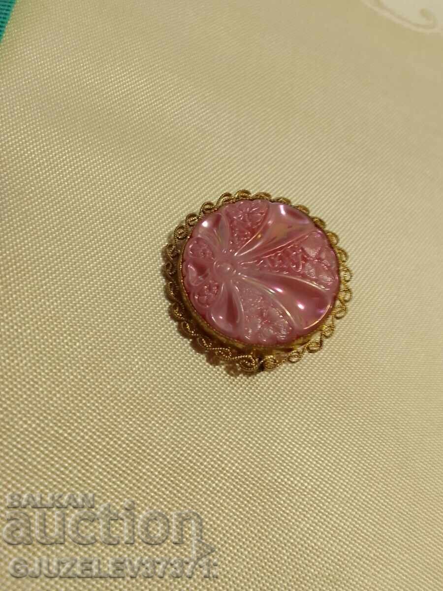 Παράδοση Παλιά καρφίτσα φιλιγκράν επιχρύσωση και ροζ γυαλί