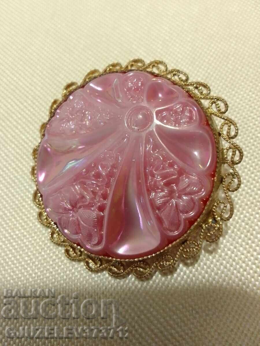 Παλιά καρφίτσα φιλιγκράν επιχρύσωση και ροζ γυαλί