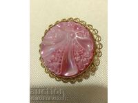 Broșă veche filigran aurită și sticlă roz