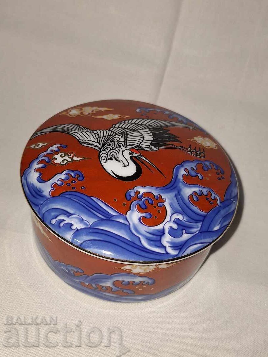 Cutie de porțelan, cutiuță pictată manual cu preț € 20.00 | 39.12 BGN