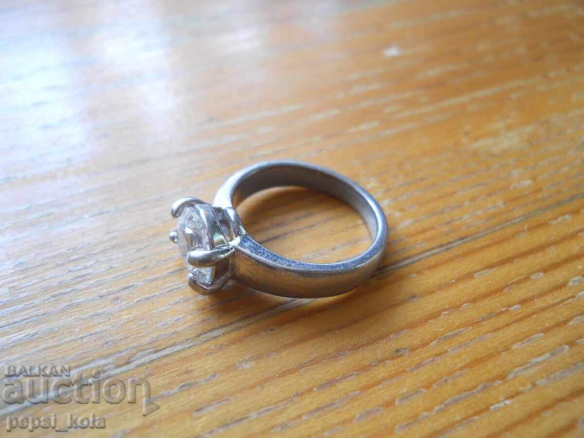 Inel de damă cu cristal cu preț 2.00 BGN | € 1.02 Inel de damă cu cristal cu preț 2.00 BGN | € 1.02