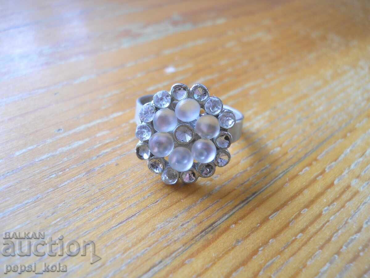 Women's ring with stones