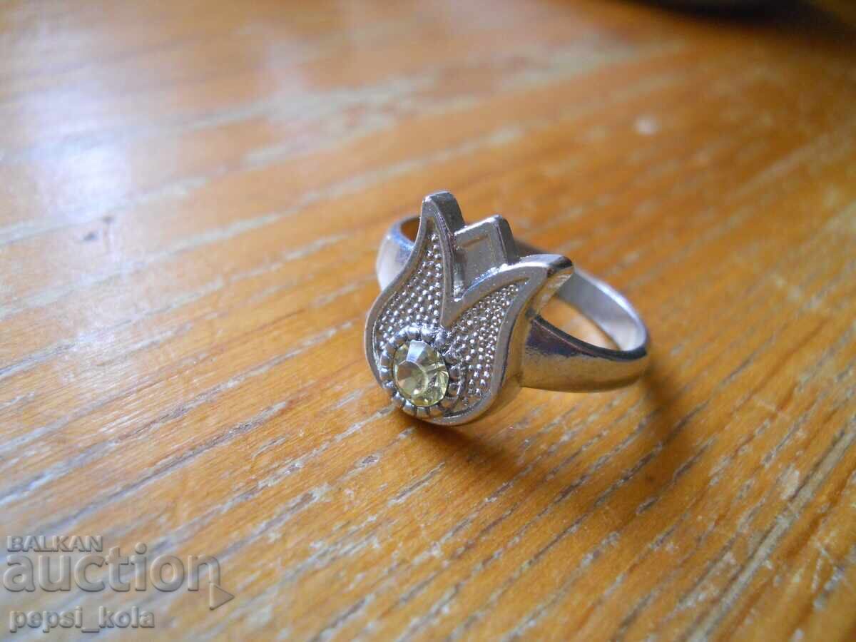 Inel metalic - crin cu preț € 1.50 | 2.93 BGN Inel metalic - crin cu preț € 1.50 | 2.93 BGN