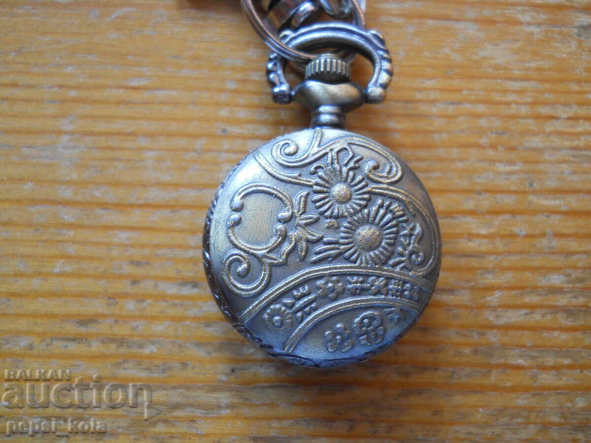 Auction  Ladies' quartz pocket watch "Paris"