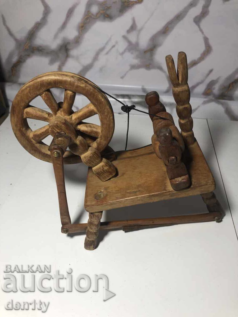 дървен модел на въртящо се колело