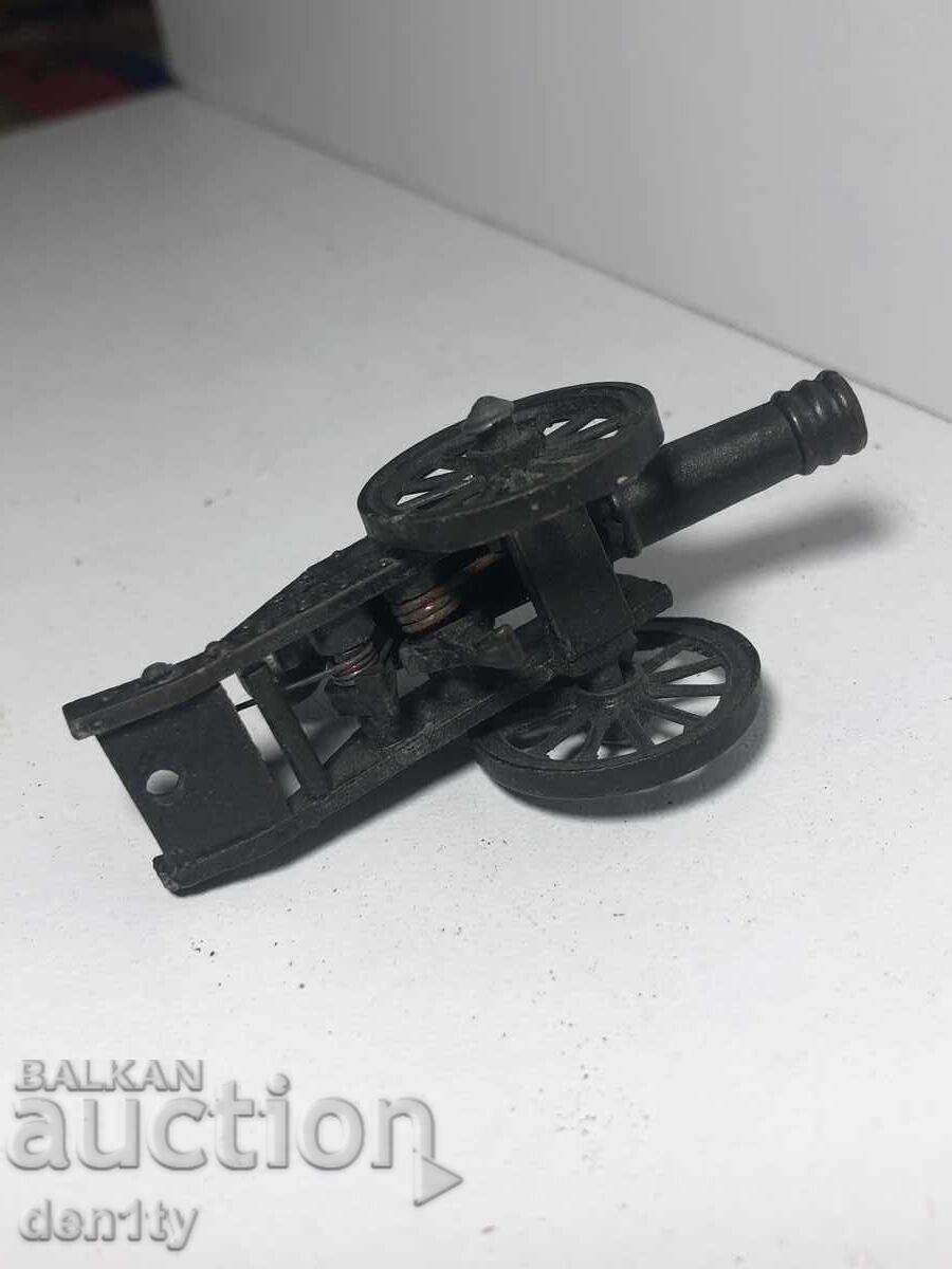 Доставка на миниатюрно метално оръдие