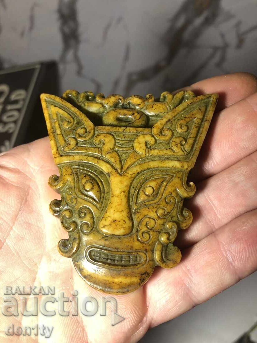 Доставка на издълбана каменна маска