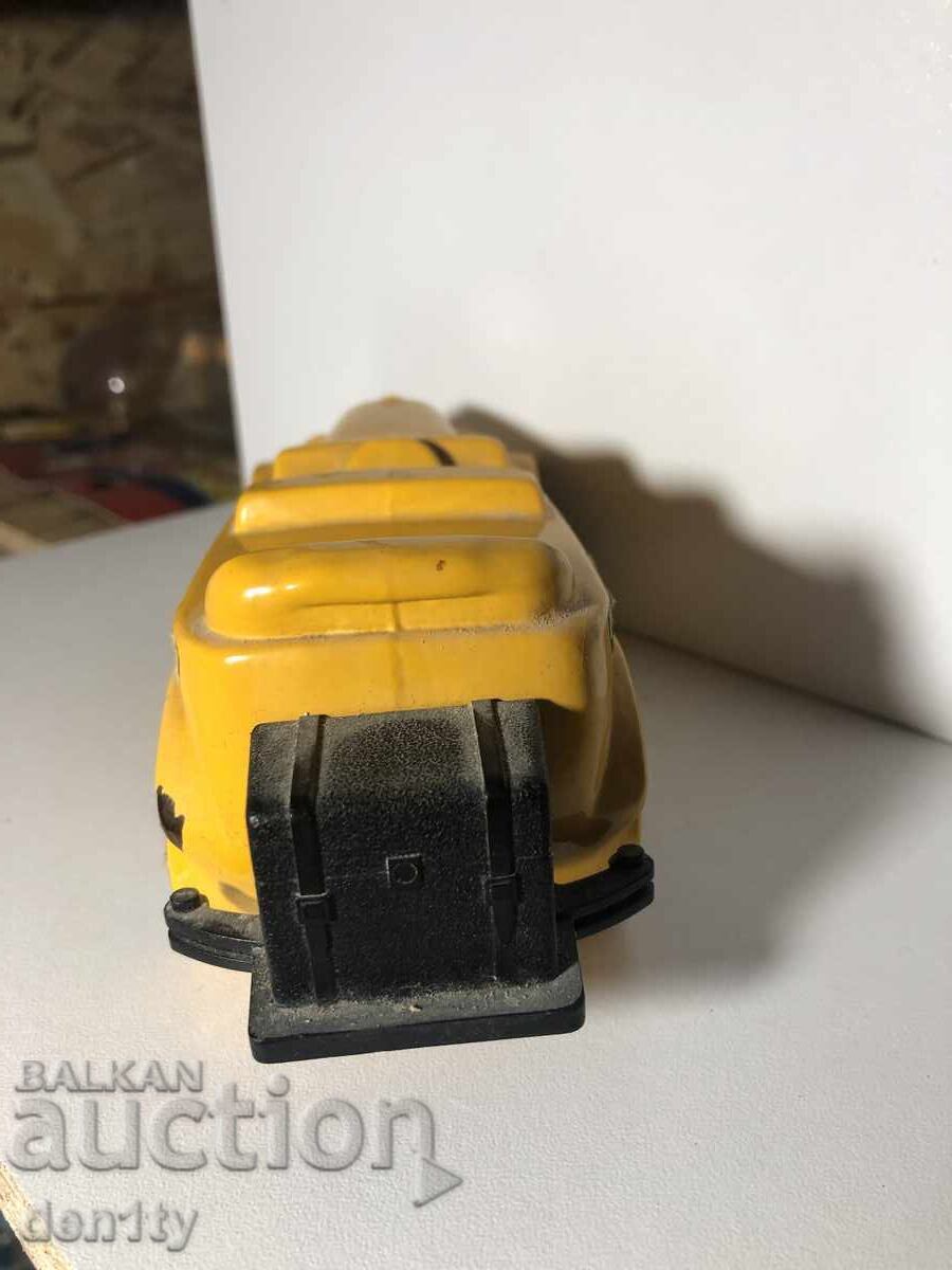 Стъклена бутилка за парфюм Avon във формата на кола с цена 12.00 лв. | € 6.14