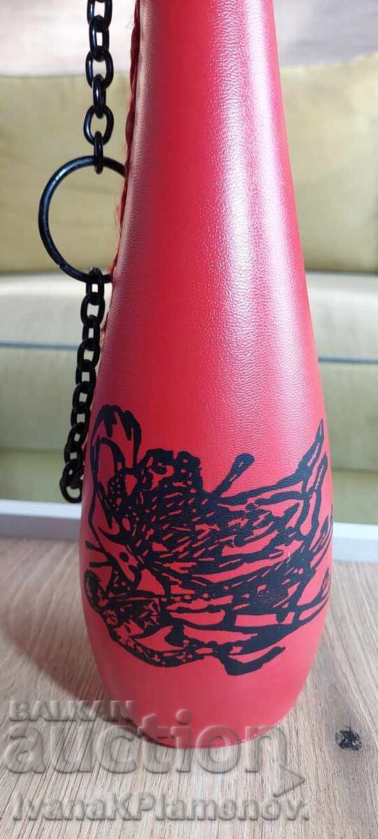 Licitație Sticlă îmbrăcată în piele pentru cunoscători, excelentă