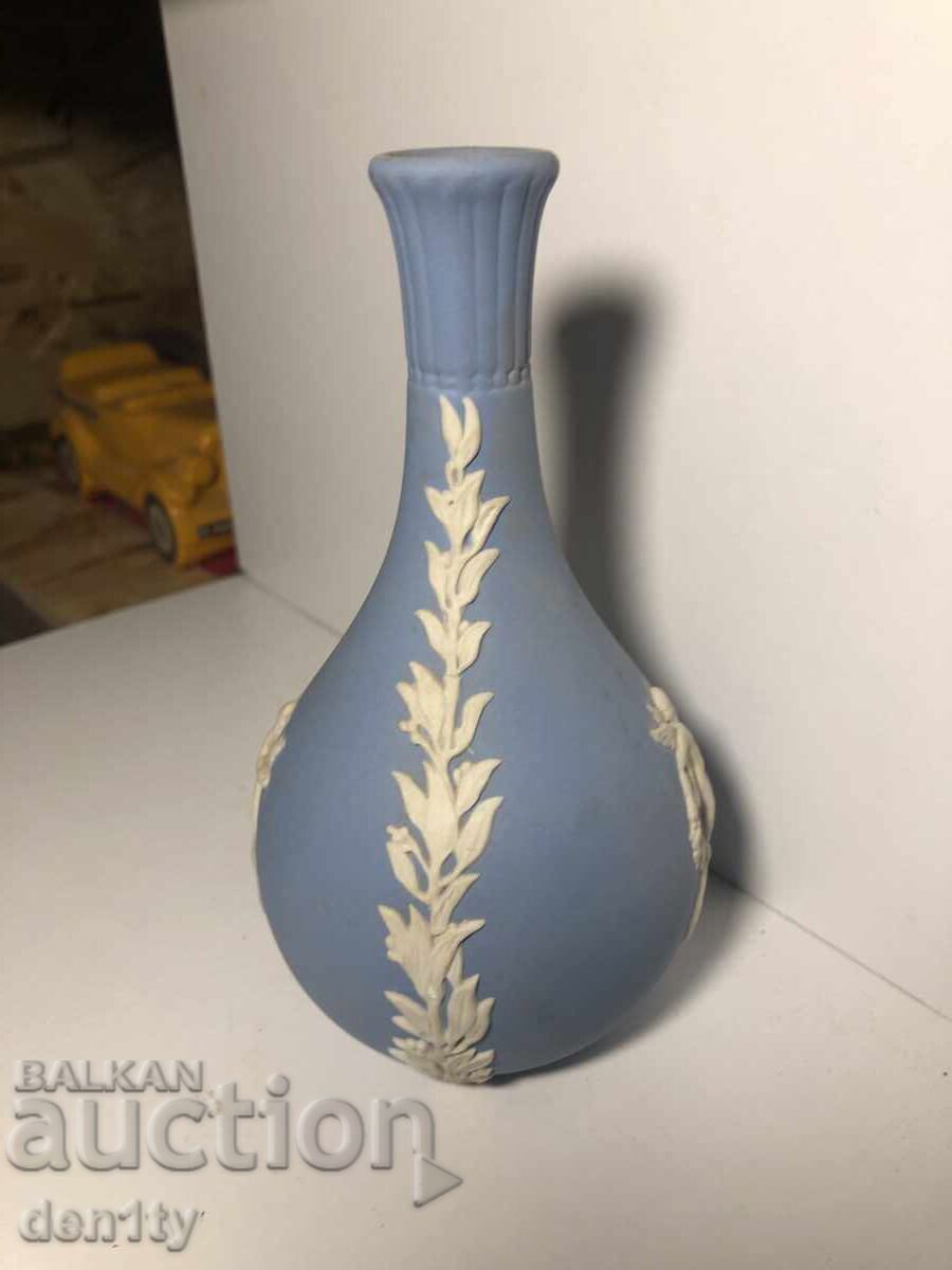 Доставка на малка ваза веджвуд Wedgwood