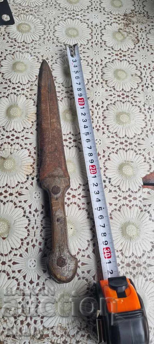 Παλιό μαχαίρι με λαβή από κέρατο Παλιό μαχαίρι με λαβή από κέρατο