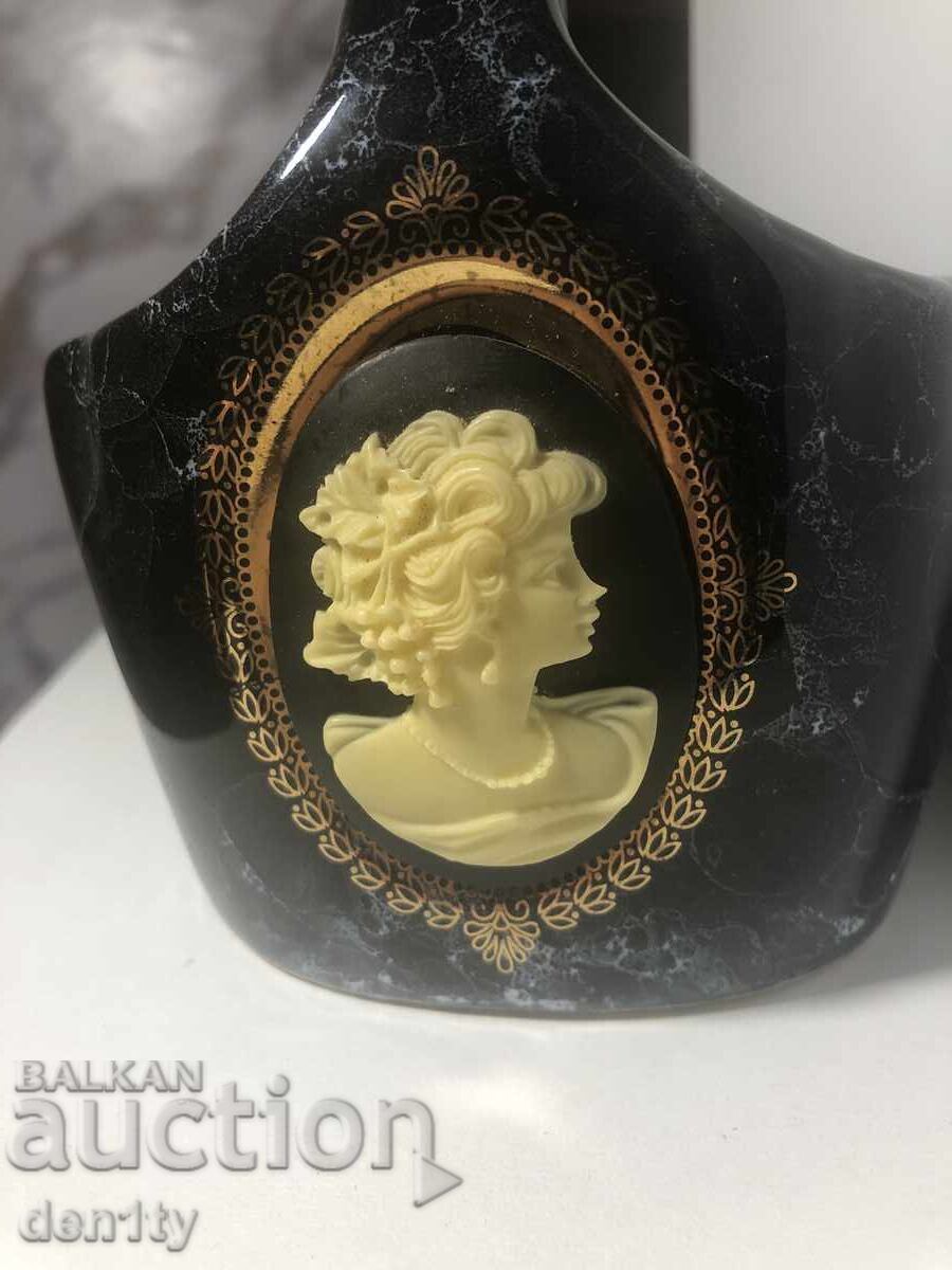 керамична ваза-кошница, мраморен ефект с камея с цена 18.00 лв. | € 9.20