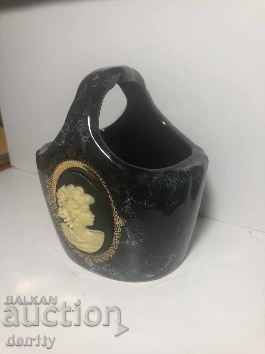 керамична ваза-кошница, мраморен ефект с камея