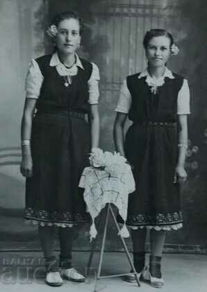 Παράδοση DIY ΓΥΝΑΙΚΕΣ ΚΟΡΙΤΣΙΑ ΦΟΡΟΥΝ ΚΟΣΤΟΥΜΙΑ ΦΩΤΟΦΩΤΟΦΩΤΟΓΡΑΦΙΑ ΧΑΡΤΟ