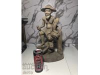 Mare sculptură în lemn, reprezentând un pescar asiatic