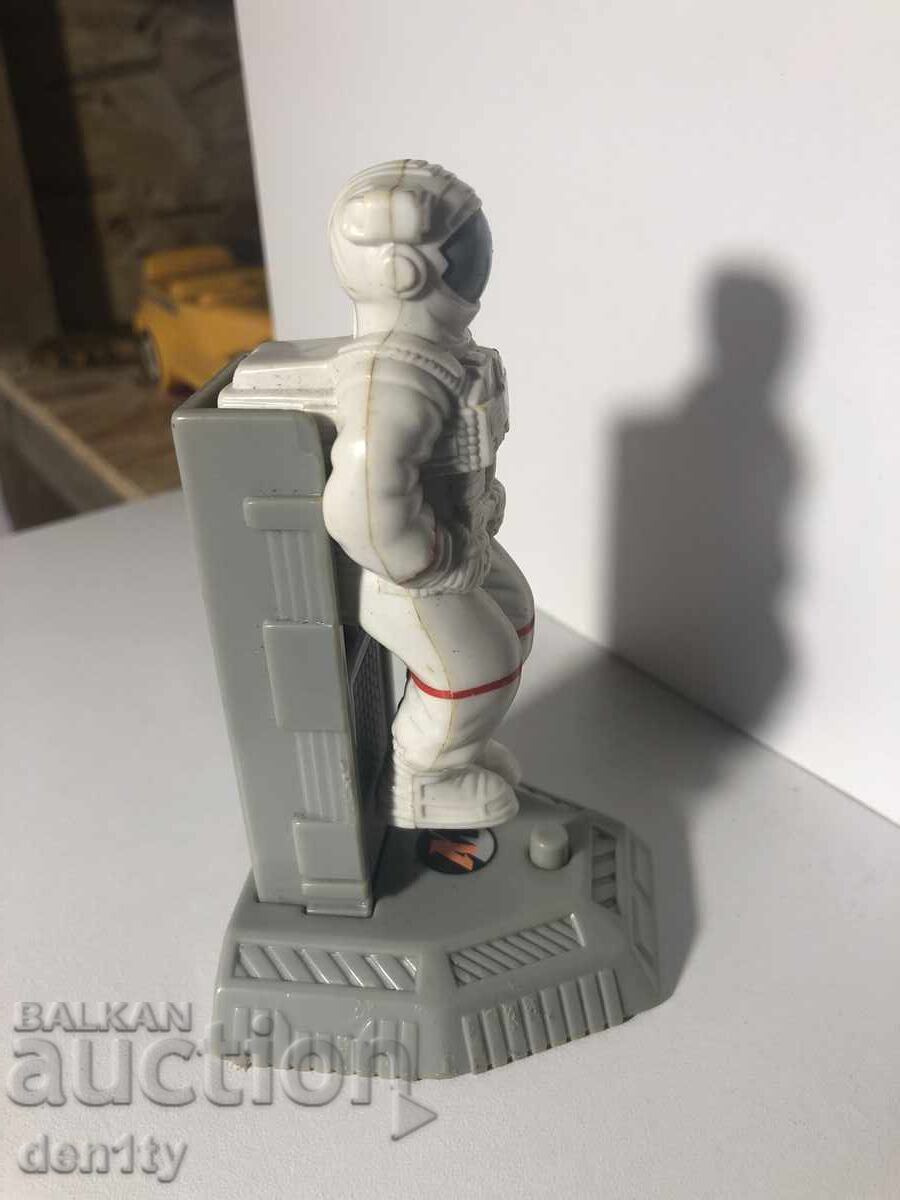 Доставка на играчка астронавт макдоналдс екшън човече