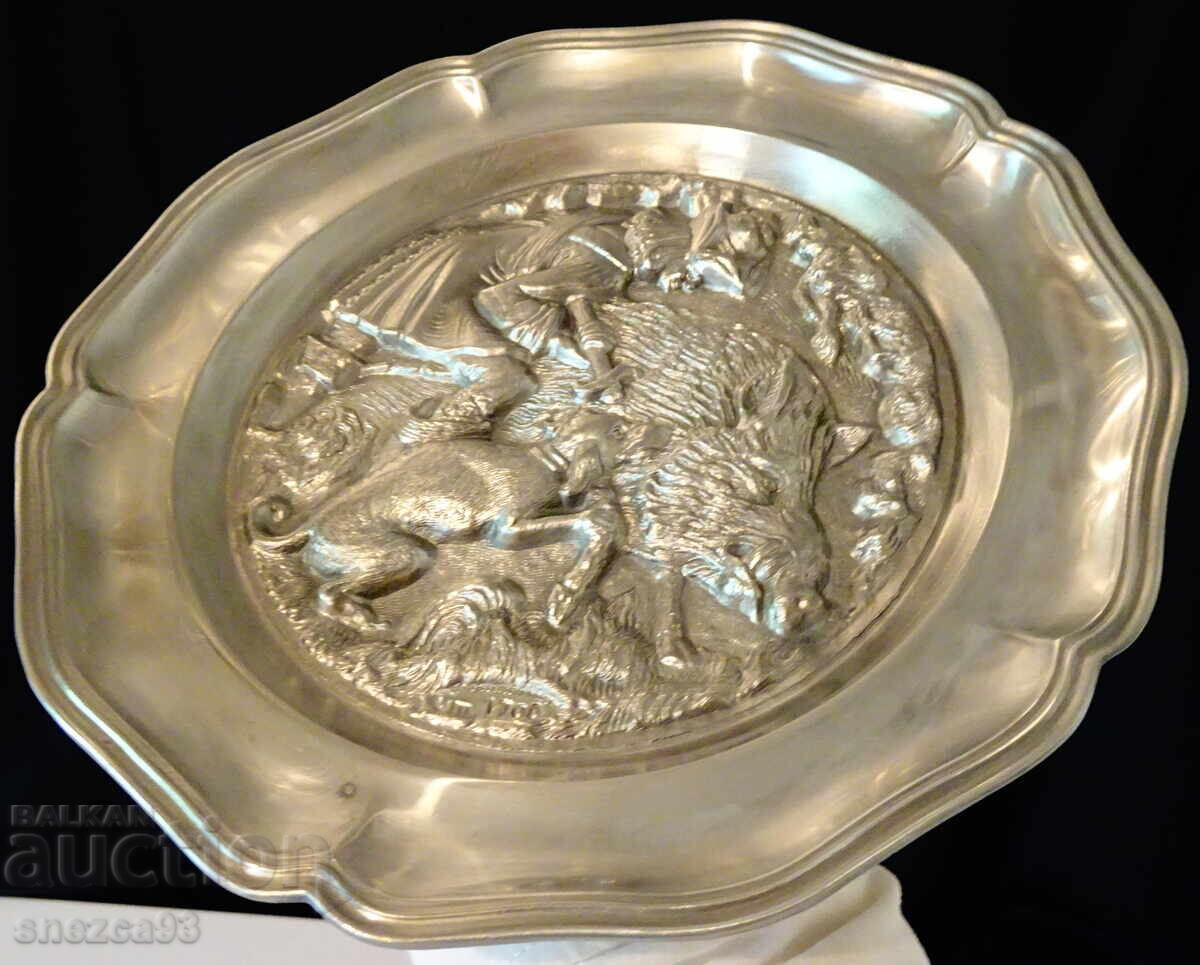 Auction  Earthenware plate panel with boar hunting in 1700