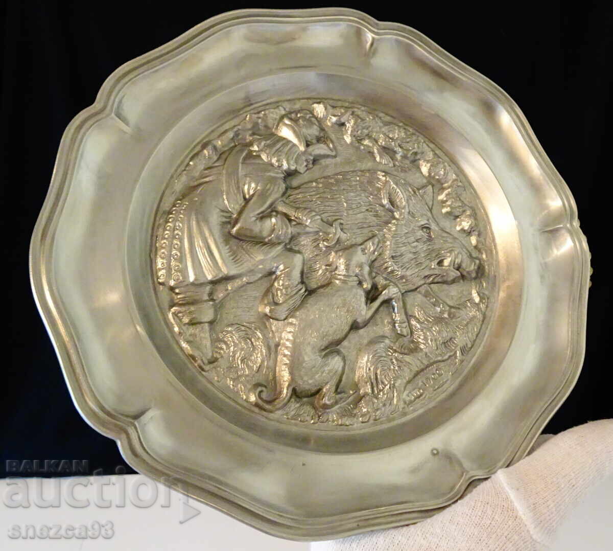 Earthenware plate panel with boar hunting in 1700 - 5