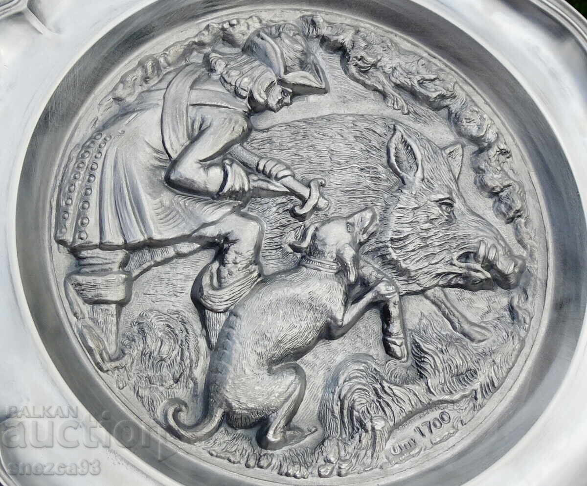 Earthenware plate panel with boar hunting in 1700