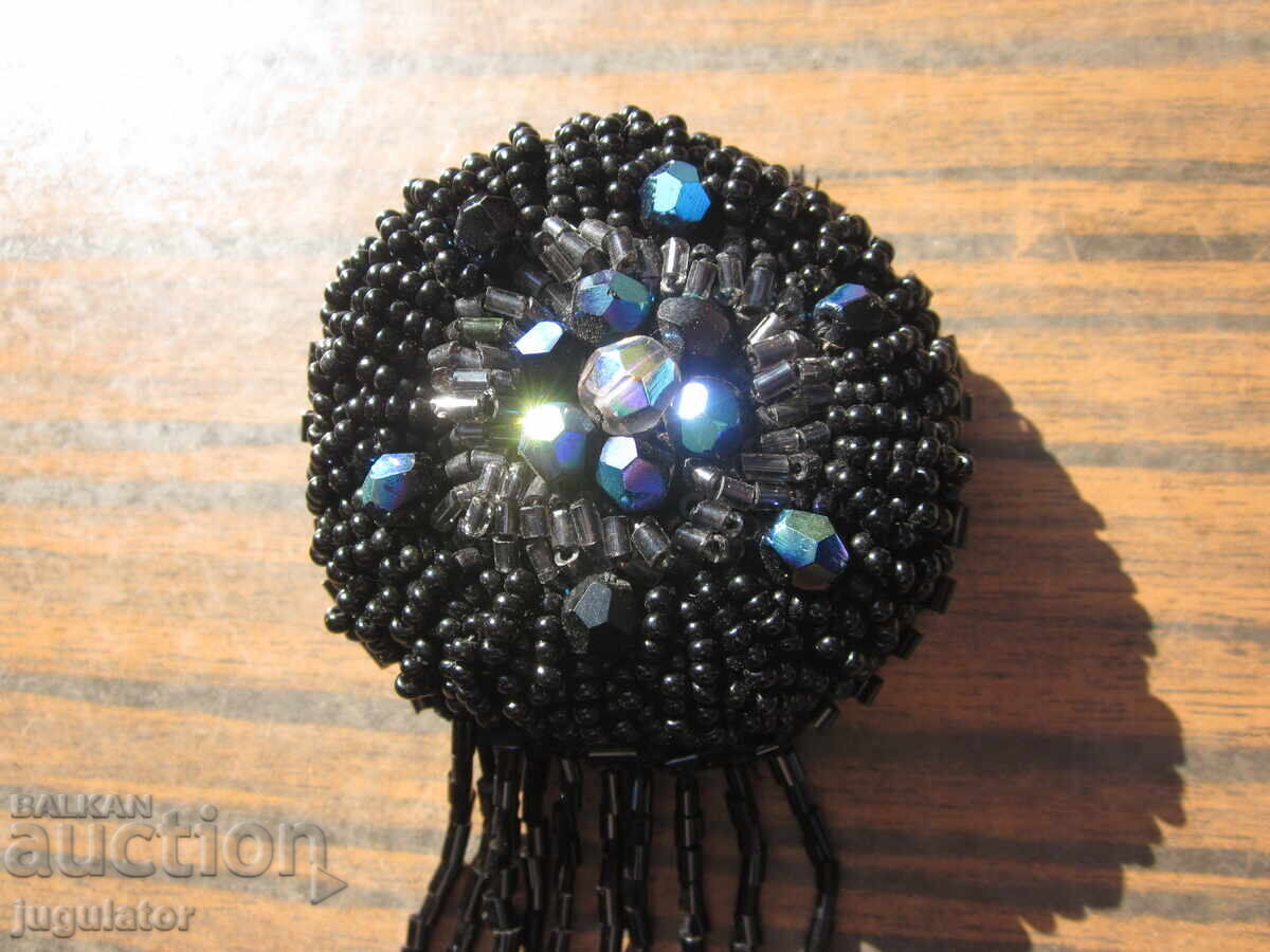 Vechi ac de cusut bulgăresc din perioada Renașterii, din mărgele de sticlă cu preț € 15.00 | 29.34 BGN