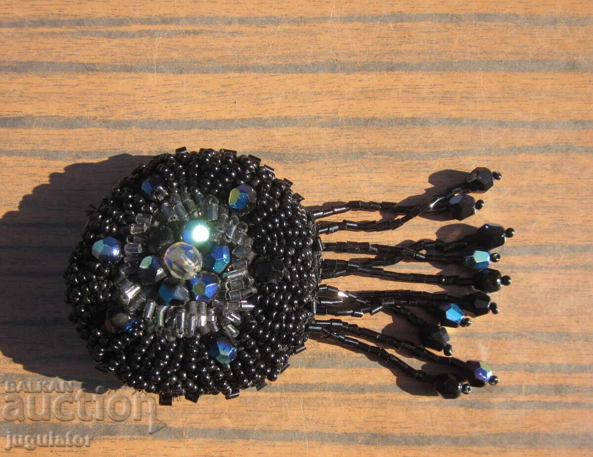 Licitație Vechi ac de cusut bulgăresc din perioada Renașterii, din mărgele de sticlă