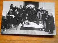 Fotografie veche (preot oficiază o înmormântare) 1935