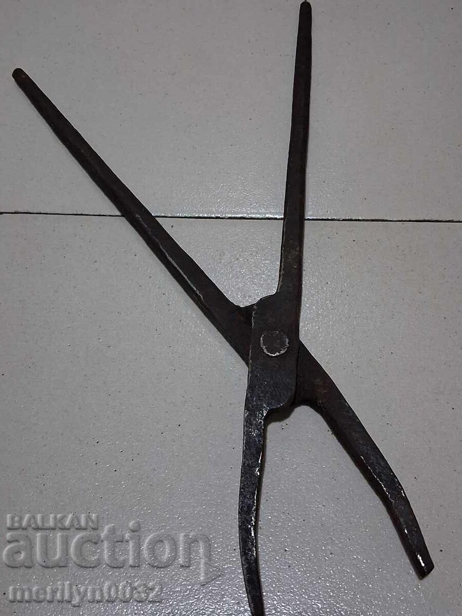Licitație Clești vechi de fierar, șindrilă, fier forjat Licitație Clești vechi de fierar, șindrilă, fier forjat