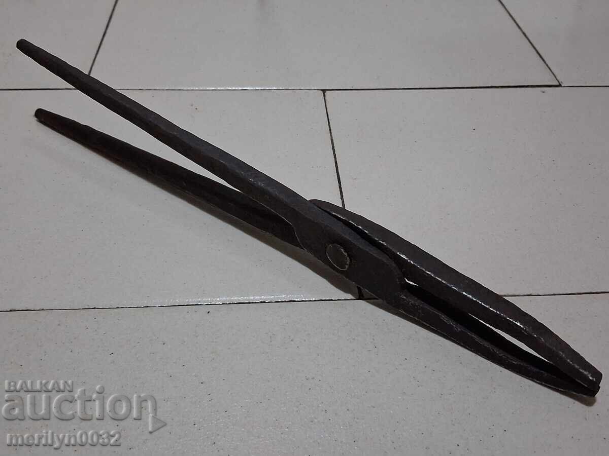 Livrarea Clești vechi de fierar, șindrilă, fier forjat Livrarea Clești vechi de fierar, șindrilă, fier forjat