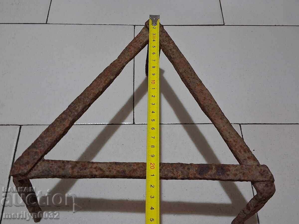 Παράδοση Παλιό σφυρήλατο τηγάνι, σφυρήλατο σίδερο, πρωτόγονο πυροστιά Παράδοση Παλιό σφυρήλατο τηγάνι, σφυρήλατο σίδερο, πρωτόγονο πυροστιά