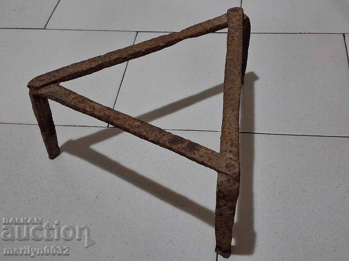 Παλιό σφυρήλατο τηγάνι, σφυρήλατο σίδερο, πρωτόγονο πυροστιά Παλιό σφυρήλατο τηγάνι, σφυρήλατο σίδερο, πρωτόγονο πυροστιά